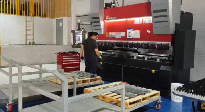 Operator running the Amada HRB 1303 CNC press brake at Divanttec Metal